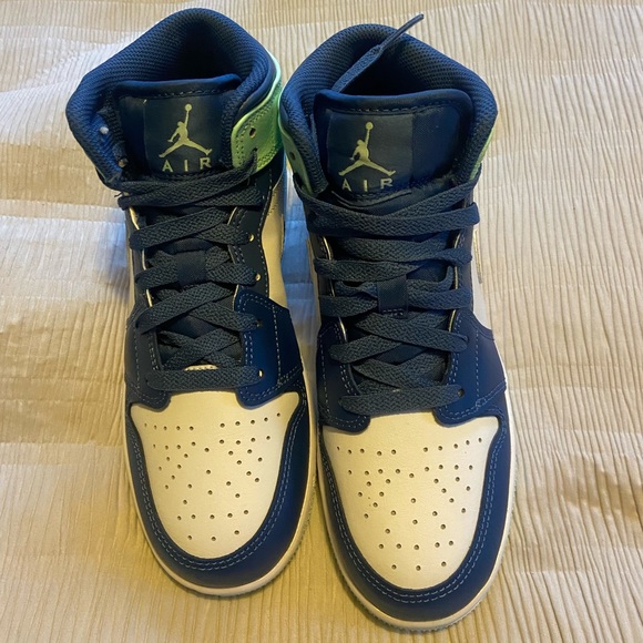 ‼️SOLD‼️ Air Jordan 1 Mid - Picture 6 of 10